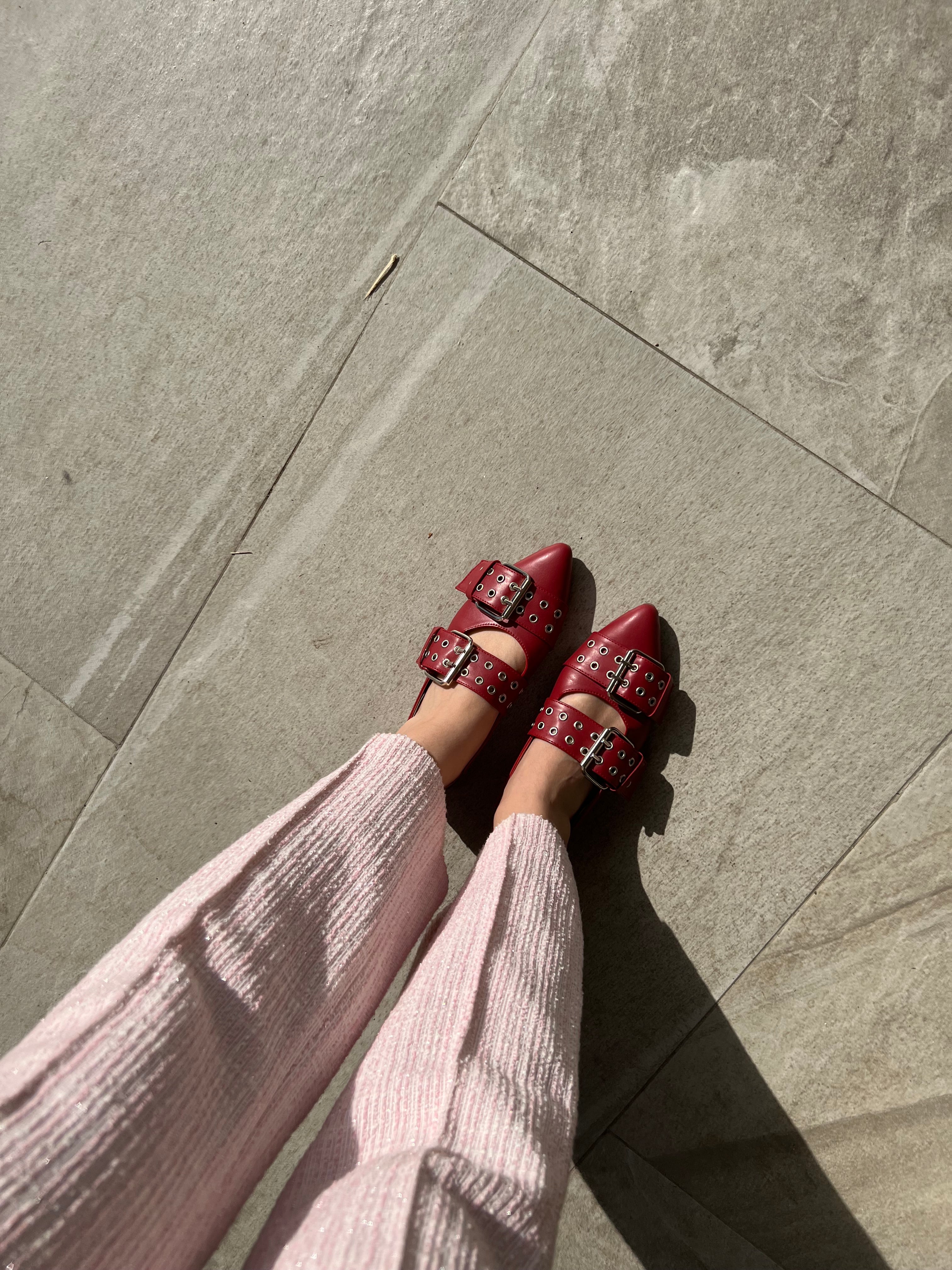 zapatilla piso rojo con broches